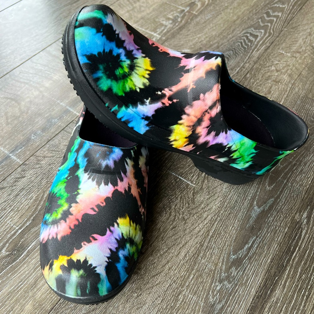 Crocs Neria Pro II Tie Dye Nurse Clogs Dual Comfort Slip Free